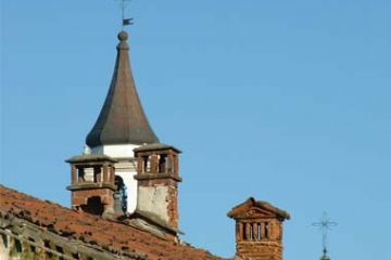 Tetti e Comignoli, Scorcio Campanile Parrocchiale SS. Pietro e Paolo